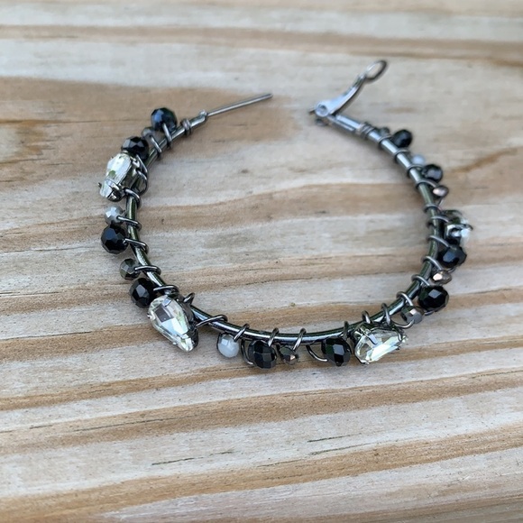 Handcrafted hoop earrings with crystals and beads - Picture 3 of 7